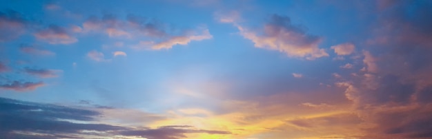 Hermoso cielo azul y nube dorada durante el atardecer