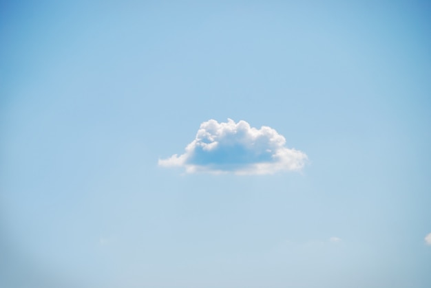 Hermoso cielo azul y una nube