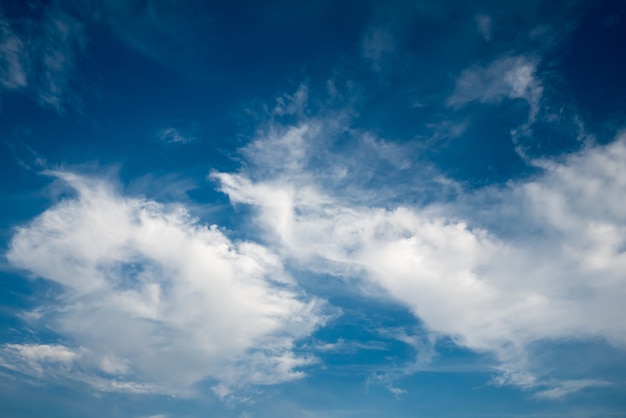 Hermoso cielo azul y nube