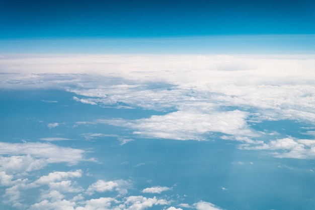 Hermoso cielo azul con nubes blancas cielo horizonte sobre el planeta tierra vista mundial desde el avión o satélite atmósfera o estratosfera capa espacial astronomía y geología ciencia naturaleza