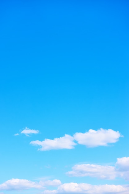 Hermoso cielo azul con nubes blancas - fondo con gran espacio para su propio texto