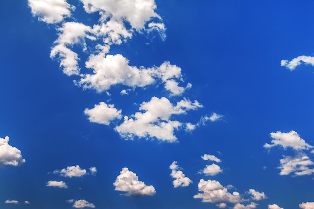 Hermoso cielo azul con nubes blancas. Fondo natural y textura