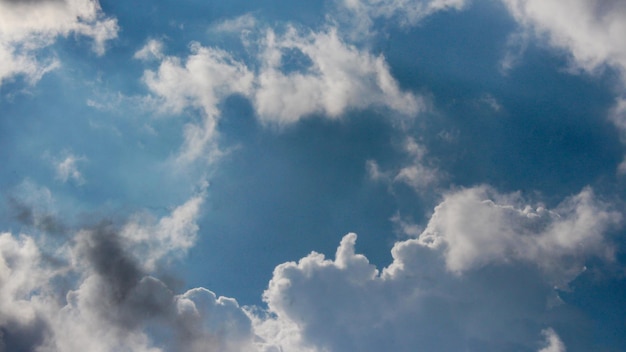 Hermoso cielo azul con nubes blancas y grises