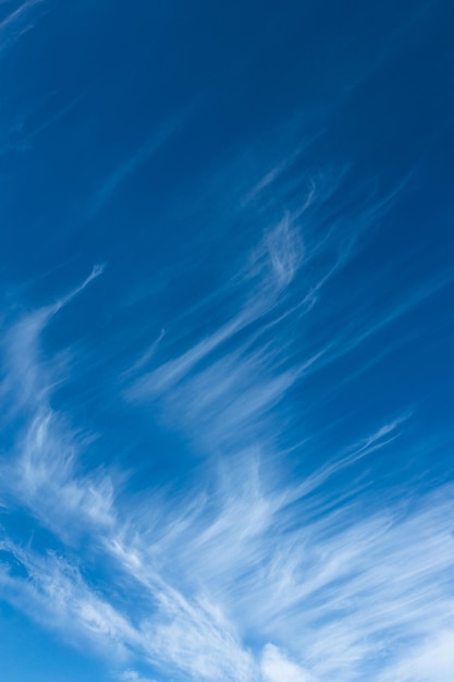 Hermoso cielo azul con nubes blancas inusuales