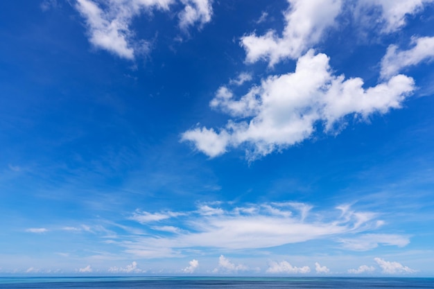 Hermoso cielo azul y nubes blancas sobre el mar en temporada de verano Día de buen tiempo