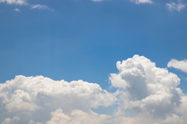 Hermoso cielo azul con nubes blancas Vista de fondo natural