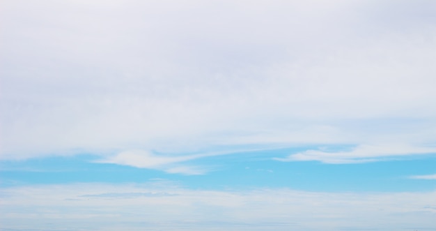 hermoso cielo azul con nubes blancas