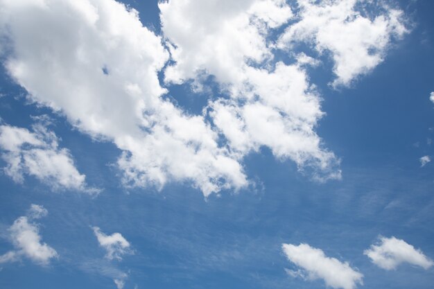 Hermoso cielo azul con nubes. Concepto de naturaleza y medio ambiente Tema del aire fresco