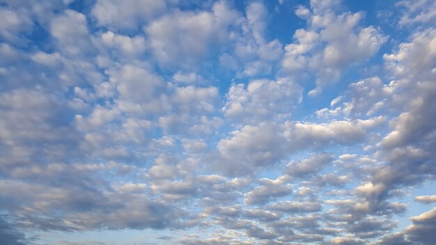 Hermoso cielo azul con nubes en el día claro