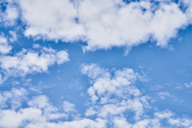 Hermoso cielo azul con nubes en un día soleado