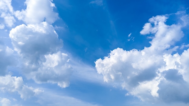 Hermoso cielo azul y nubes en el día de verano