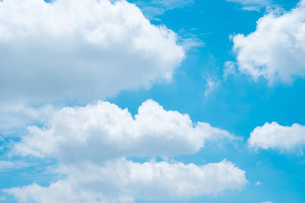 Hermoso cielo azul con nubes para el fondo. Hermoso cielo azul