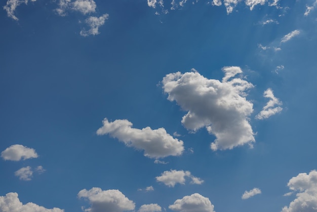 Hermoso cielo azul y nubes de fondo natural. Idílico cielo azul feliz luz del sol suave