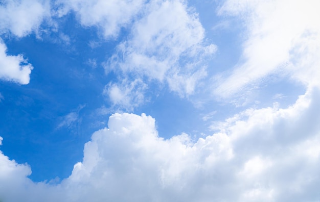 Hermoso cielo azul y nubes con fondo natural de luz natural El vasto cielo azul y nubes cielo