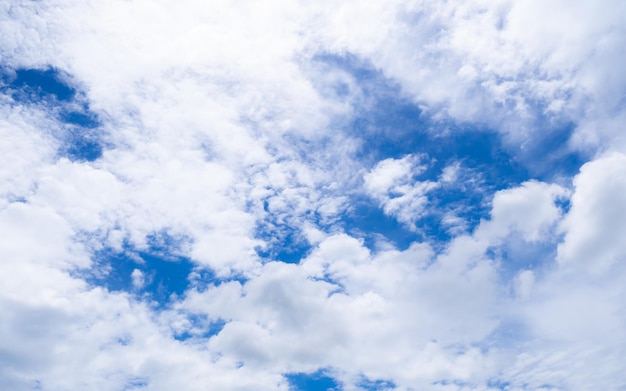 Hermoso cielo azul y nubes con fondo natural de luz natural El vasto cielo azul y nubes cielo