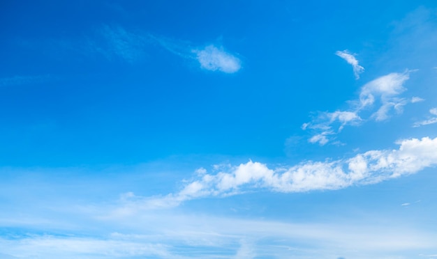 Hermoso cielo azul y nubes con fondo natural de luz natural El vasto cielo azul y nubes cielo