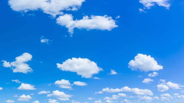 Hermoso cielo azul y nubes con fondo natural de luz natural