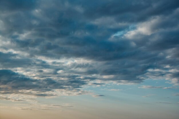 Hermoso cielo azul y nubes de fondo natural