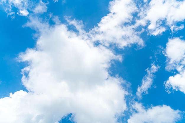 hermoso cielo azul y nubes para fondo de pantalla y fondo