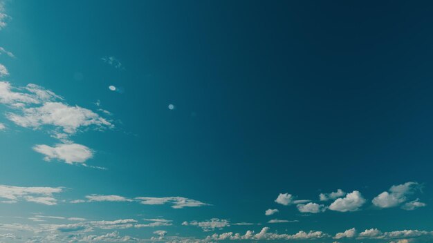 hermoso cielo azul con nubes hermosas nubes cumulus blancas en el cielo azul con la luz del sol