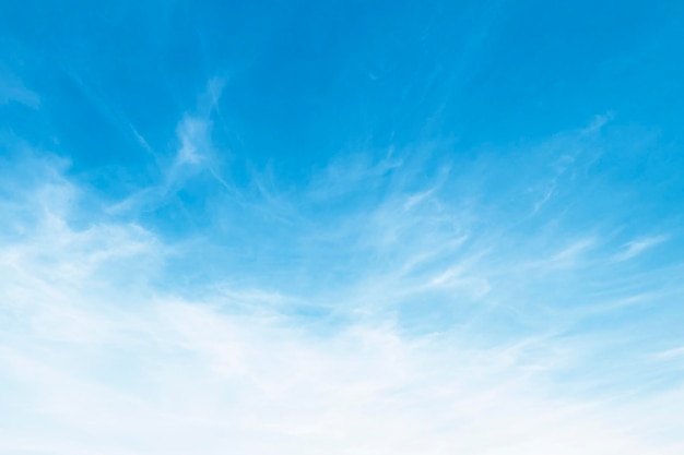 Foto hermoso cielo azul con nubes en la luz de la mañana