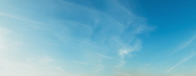 Foto hermoso cielo azul con nubes en la luz de la mañana