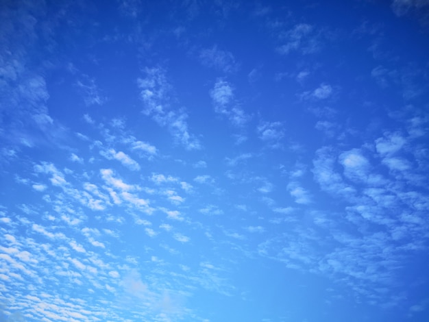 Hermoso cielo azul y nubes mullidas en un día soleado