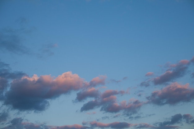 Hermoso cielo azul con nubes oscuras y esponjosas