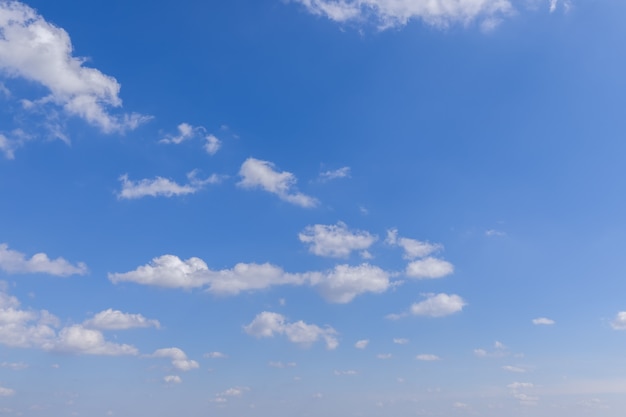 Hermoso cielo azul con nubes retrocediendo en el horizonte