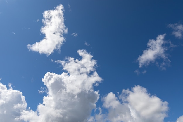 Hermoso cielo azul con nubes texturizadas