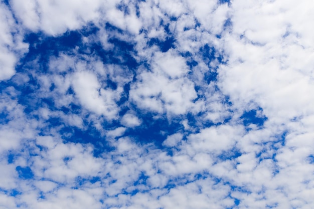 Hermoso cielo azul con nubes en verano