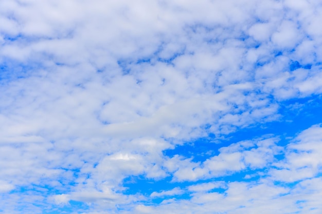 Hermoso cielo azul con nubes en verano