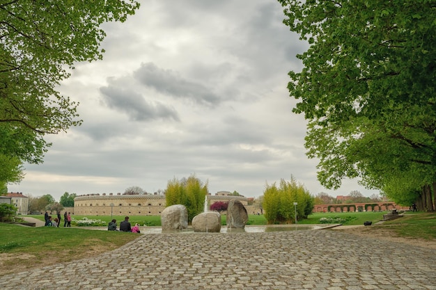 Hermoso cielo azul con nubes vista de verano de Ingolstadt Baviera