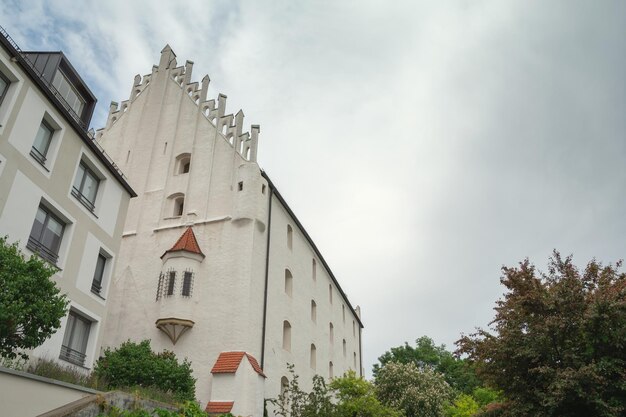 Hermoso cielo azul con nubes vista de verano de Ingolstadt Baviera