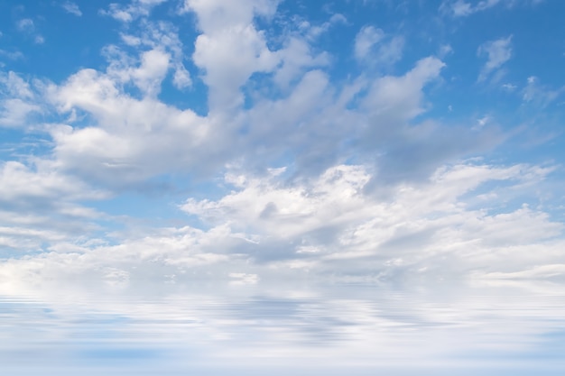 Hermoso cielo azul con nubes