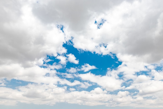 Hermoso cielo azul con nubes