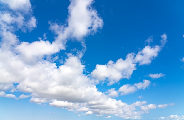 Hermoso cielo azul con nubes