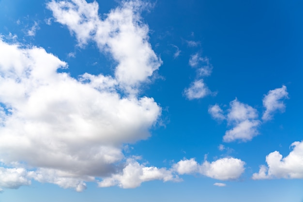 Hermoso cielo azul con nubes