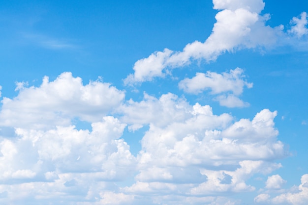 Hermoso cielo azul con nubes