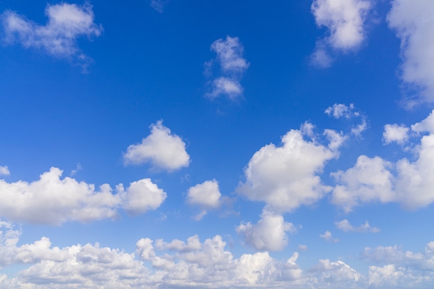 Hermoso cielo azul con nubes