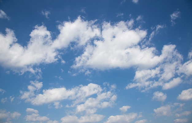 hermoso cielo azul con nubes