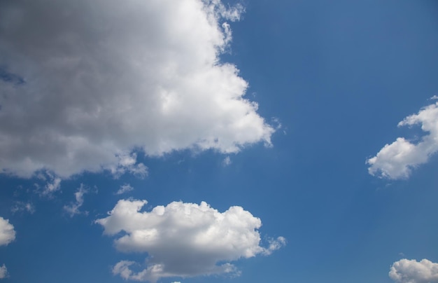 Hermoso cielo azul con nubes