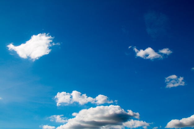 Hermoso cielo azul con nubes