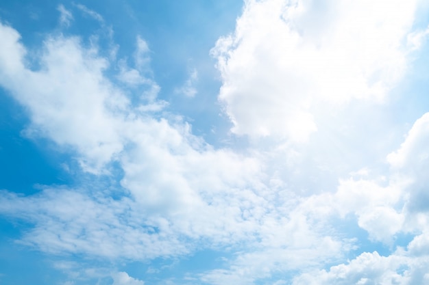 Hermoso cielo azul nubes