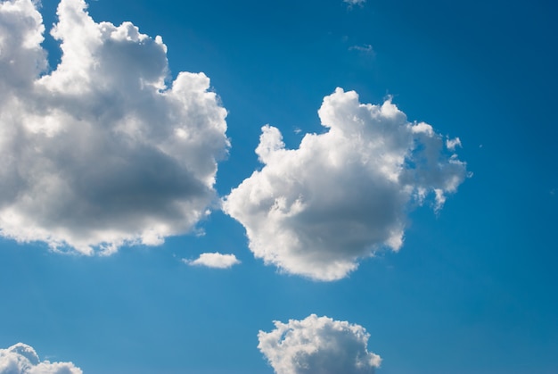 Hermoso cielo azul con nubes