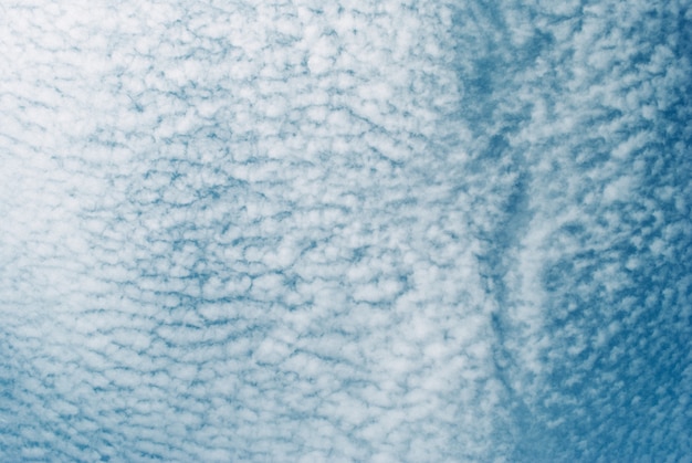 Hermoso cielo azul con nubes