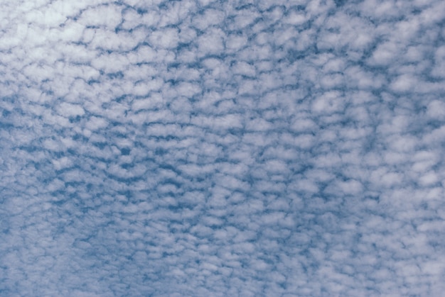 Hermoso cielo azul con nubes