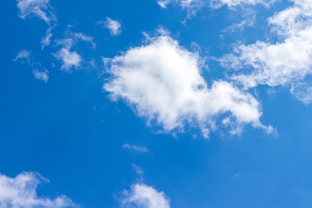 Hermoso cielo azul con pared de nubes blancas