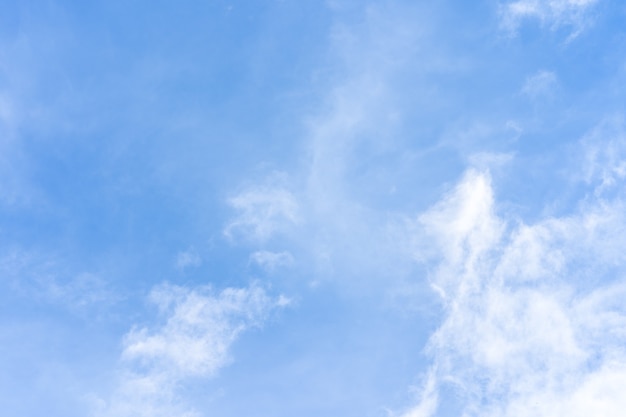 Hermoso cielo azul con una pequeña nube