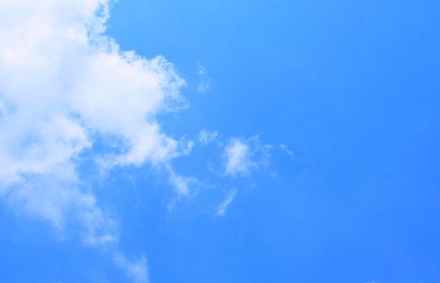 Hermoso cielo azul con pequeñas nubes blancas